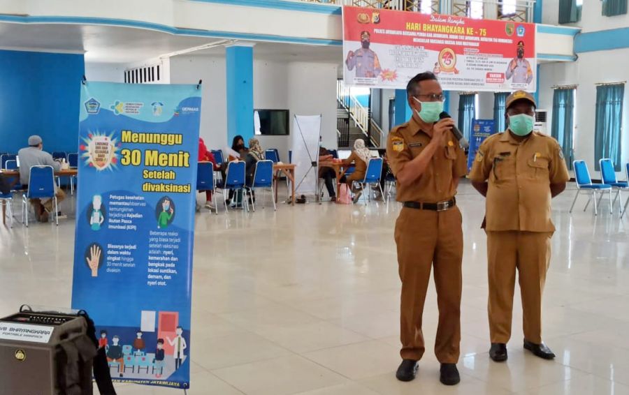 Cap : Plt. Sekda Jayawijaya Drs. Tinggal Wusono, M.AP saat membuka Gebyar Vaksinasi Covid-19 di gedung Ukumiarek Asso. Foto : Vina Rumbewas 